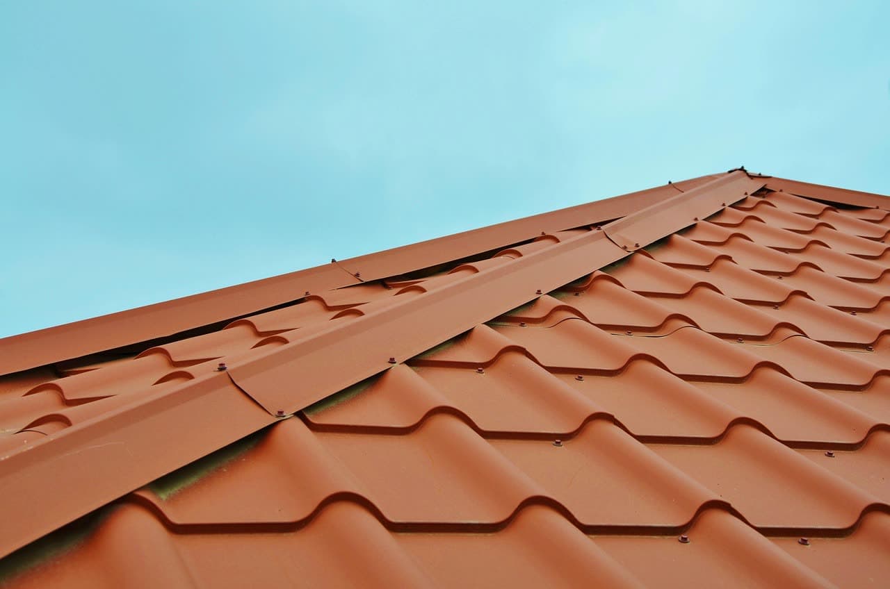 Metal Roof vs. Asphalt Shingles: The 2026 Midwest Comparison