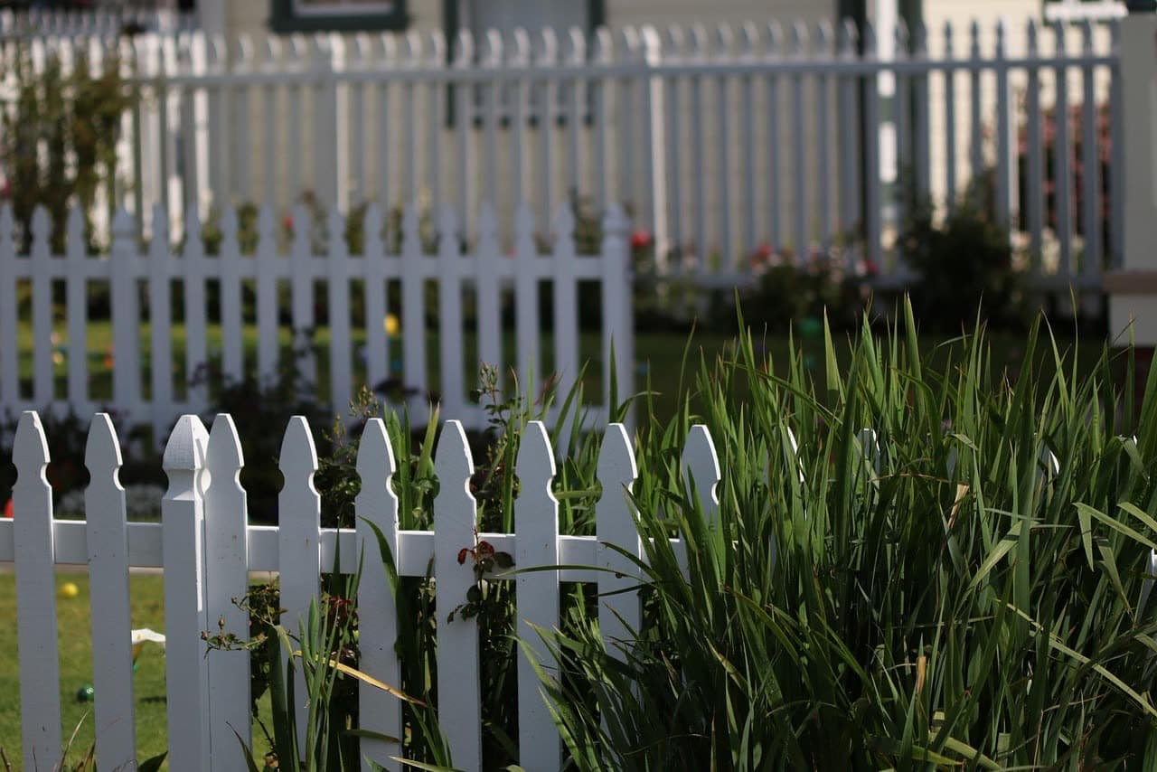 Wood vs. Vinyl Fence: Which Is Better in 2026?